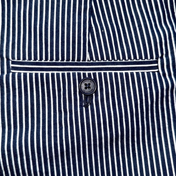 Jones New York Signature Navy White Striped Seersucker Shorts 12” Inseam Sz 6 - Picture 8 of 9